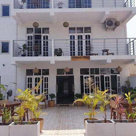 Mountbaylk Hotell Dehiwala-Mount Lavinia Exteriör bild